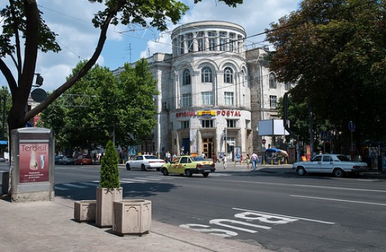 {Движение на главной улице столицы приостановлено} Молдавские Ведомости