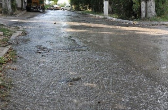 {В Кишиневе трое суток течет вода из прорвавшейся трубы} Молдавские Ведомости