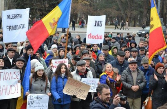 {Унионисты собрали на протест в центре столицы около ста манифестантов} Молдавские Ведомости