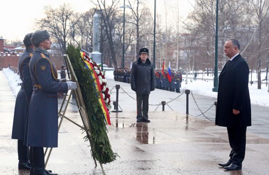 {Игорь Додон возложил венок к могиле неизвестного солдата в Москве} Молдавские Ведомости