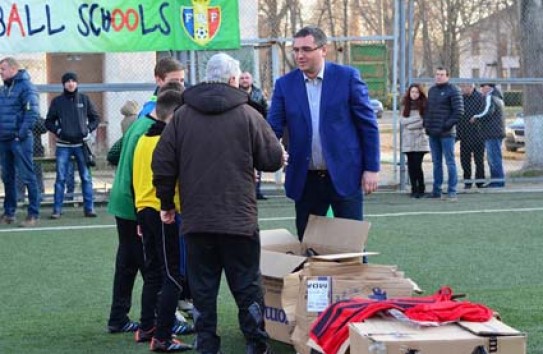 {Подарки бельцким спортсменам от Ренато Усатого} Молдавские Ведомости