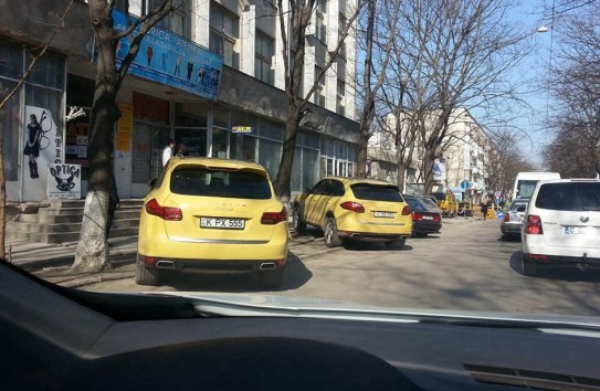 {Полицейский попал в больницу после того, как водитель автомобиля протащил его несколько метров } Молдавские Ведомости