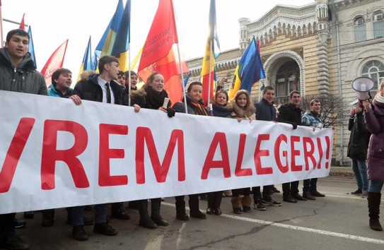 {"НГ": Двухголовая молдавская власть переигрывает Москву. Население республики хочет в РФ, но останется с ЕС} Молдавские Ведомости