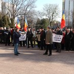 Перед зданием парламента протестовали несколько сот человек - активисты "Нашей партии" и торговцы с центрального рынка