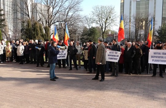 {Пикет «Нашей партии» у парламента: «Долой одномандатную систему Плахотнюка!»} Молдавские Ведомости