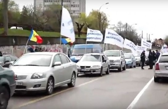 {Сотни автолюбителей участвовали в автопробеге против грабительских штрафов и тарифов} Молдавские Ведомости