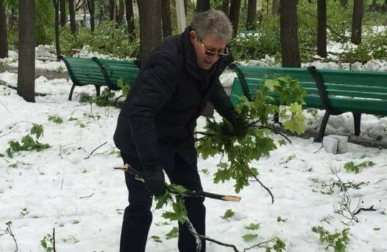 {Десятки людей мобилизовались для того, чтобы убрать ветки и снег в Кишиневе } Молдавские Ведомости