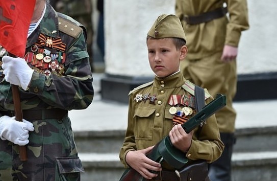 {В Бельцах 12-летнего ребенка, раздававшего георгиевские ленты в советской форме, ударил неизвестный и назвал фашистом} Молдавские Ведомости