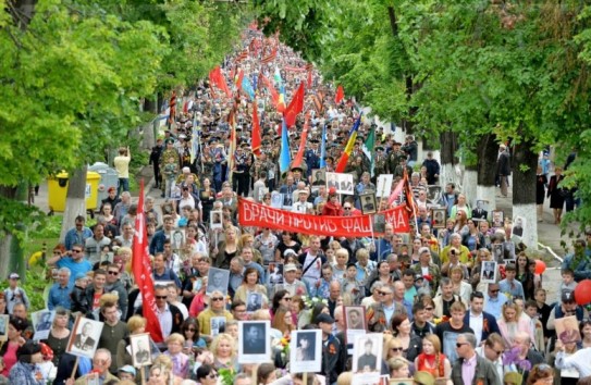 {Рекордный Марш Победы в Кишиневе: более 70 тысяч граждан вышли на улицы с портретами своих родственников} Молдавские Ведомости