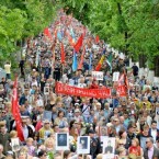 Рекордный Марш Победы в Кишиневе: более 70 тысяч граждан вышли на улицы с портретами своих родственников