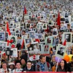 Акция "Бессмертный полк" прошла в Москве несмотря на непогоду