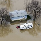 Потоп в Молдове. Спасатели извлекают людей из воды