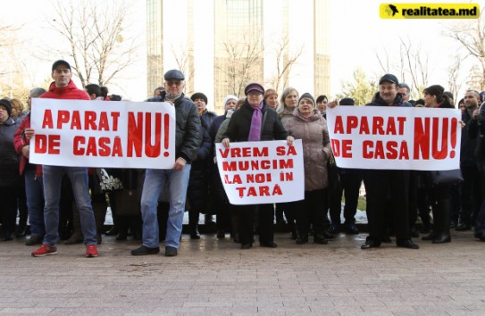 {Чиновники с зарплатой в 15 тысяч и розничные торговцы будут платить одинаковые взносы в соцфонд } Молдавские Ведомости