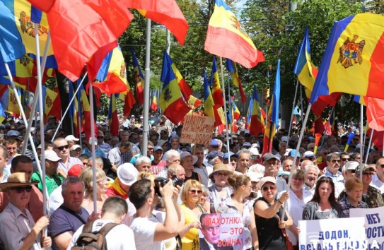 {В Кишиневе прошел протест против намерений изменить избирательную систему} Молдавские Ведомости