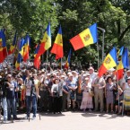 Полицейские нашли провокаторов, одели их в гостинице «Кодру» в майки «Нашей партии» и  привели к месту съемки