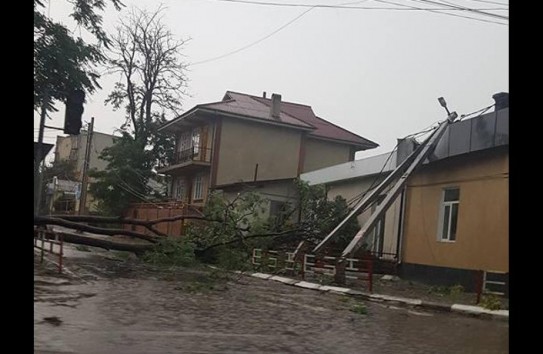 {Проливной дождь и шквальный ветер бушевали минувшей ночью по всей республике  } Молдавские Ведомости