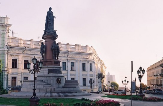 {Приморский суд: памятник Екатерине II в Одессе установлен незаконно} Молдавские Ведомости