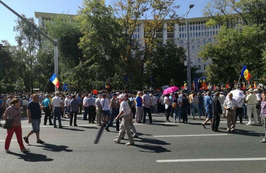 {Воскресный протест завершился уголовным делом: микроавтобус въехал в толпу} Молдавские Ведомости