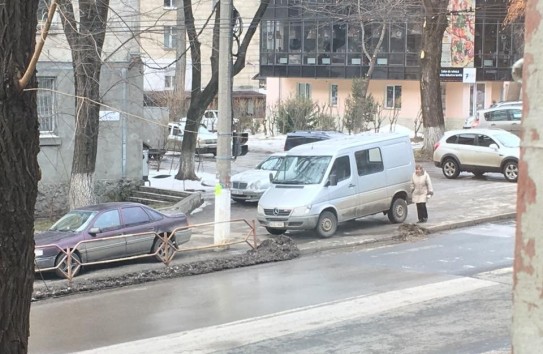 {Чтобы вернуть тротуары прохожим, нужно установить металлические барьеры} Молдавские Ведомости