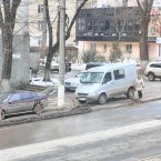 Чтобы вернуть тротуары прохожим, нужно установить металлические барьеры