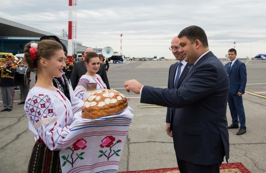 {Гройсман в Кишиневе дал понять, что позиция Украины по молдавским школам не изменится } Молдавские Ведомости