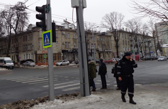 {Водитель пытался отрегулировать движение пистолетом} Молдавские Ведомости