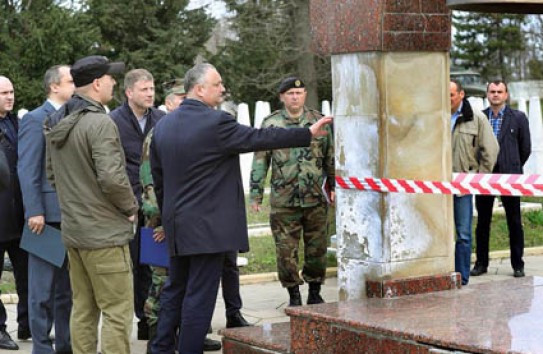 {Мемориал, капитально отремонтированный Ворониным, давно разрушается} Молдавские Ведомости