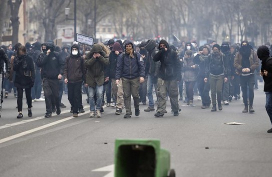 {В ходе первомайского шествия в Париже вспыхнули беспорядки, полиция применила газ и водомет} Молдавские Ведомости