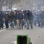 В ходе первомайского шествия в Париже вспыхнули беспорядки, полиция применила газ и водомет