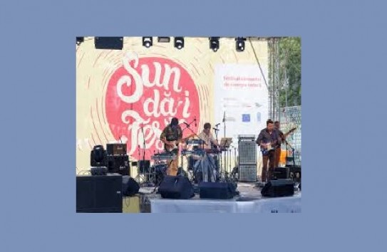 {Живая музыка на инструментах, питаемых от солнечной энергии, на Sun dă-i Fest } Молдавские Ведомости