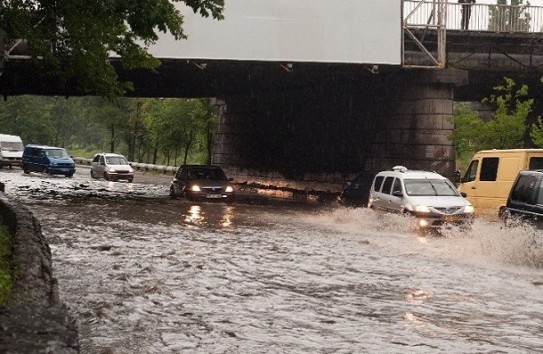 {Потоки воды останавливали троллейбусы на нескольких столичных улицах } Молдавские Ведомости