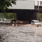 Потоки воды останавливали троллейбусы на нескольких столичных улицах 