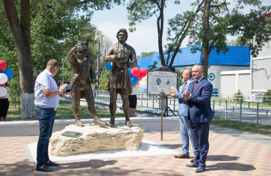 {Додон принял участие в открытии памятника Петру Первому и Дмитрию Кантемиру} Молдавские Ведомости