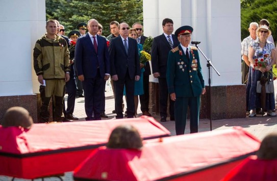 {Левые партии возложили цветы на Шерпенском плацдарме} Молдавские Ведомости