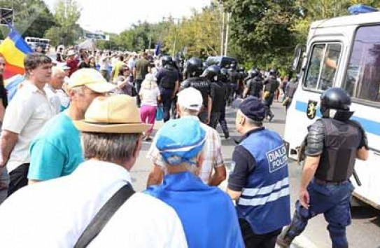 {Марш унионистов завершился хорой вокруг автобусов} Молдавские Ведомости