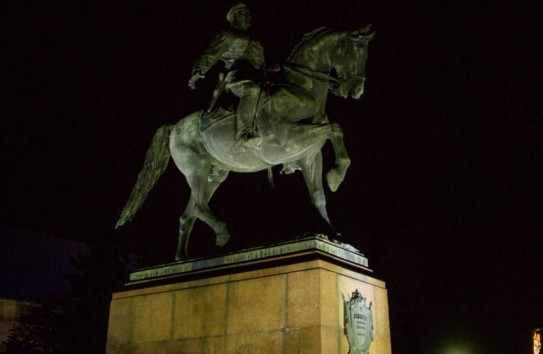 {Котовский в новом свете. Памятник оснащён современной подсветкой} Молдавские Ведомости