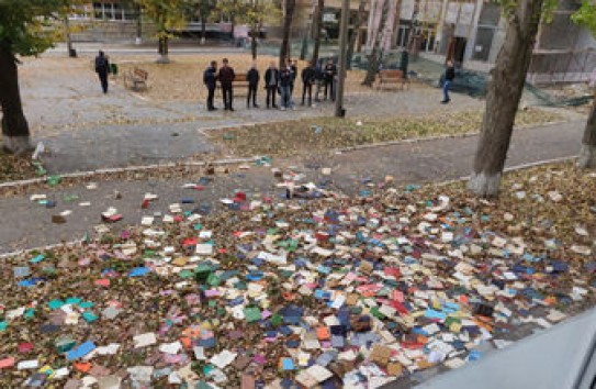 {В Техническом университете Молдовы избавляются от книг, выбрасывая их в окно} Молдавские Ведомости