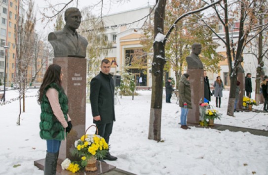 {Новые бюсты на аллее знаменитых учёных и медиков} Молдавские Ведомости