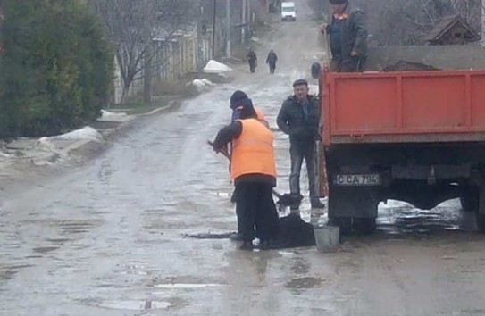 {Рабочие собирают с обочин дорог снег и песок} Молдавские Ведомости