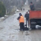 Рабочие собирают с обочин дорог снег и песок