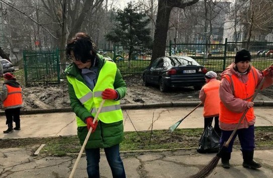 {Волонтеры провели уборку кишиневского парка } Молдавские Ведомости