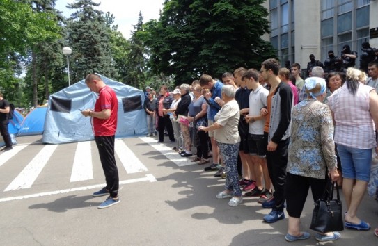 {Капитуляция: В ближайшие часы ДПМ объявит о разблокировании правительственных зданий} Молдавские Ведомости