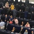 Сессия Европарламента началась с неприличного демарша