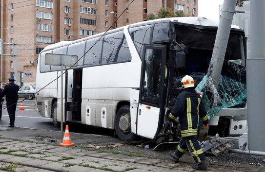 {Водитель из Молдовы врезался в Москве на автобусе с туристами в столб } Молдавские Ведомости