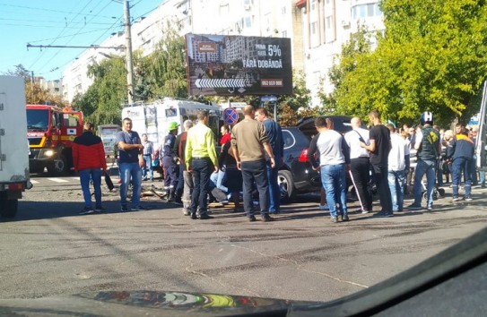 {Страшная авария в Кишиневе: Porsche врезался в троллейбус} Молдавские Ведомости