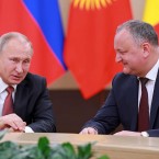 Как и обещал, Додон подарил Путину свое домашнее вино  