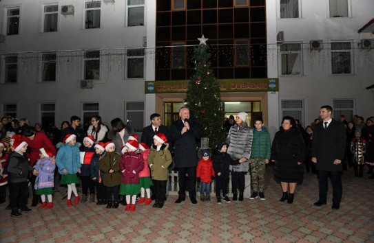 {Додон открывал елку в Кошнице, Гречаный в Бричень, Кику в Сороках, Чебан в Кишиневе} Молдавские Ведомости