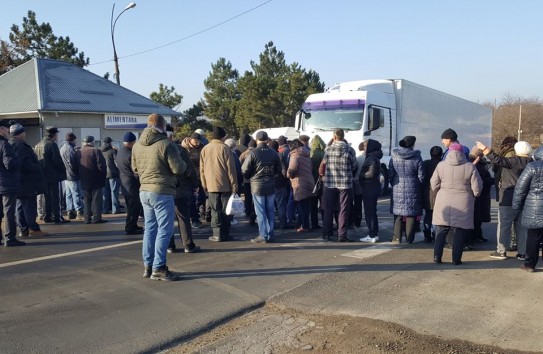 {Доведенные до отчаяния жители  Яловень перекрыли одну из главных трасс города} Молдавские Ведомости