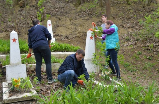 {«Волонтеры Победы» взяли шефство над мемориалом парашютистов в Кишиневе} Молдавские Ведомости