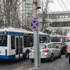 Водители продолжают парковаться на главных улицах столицы